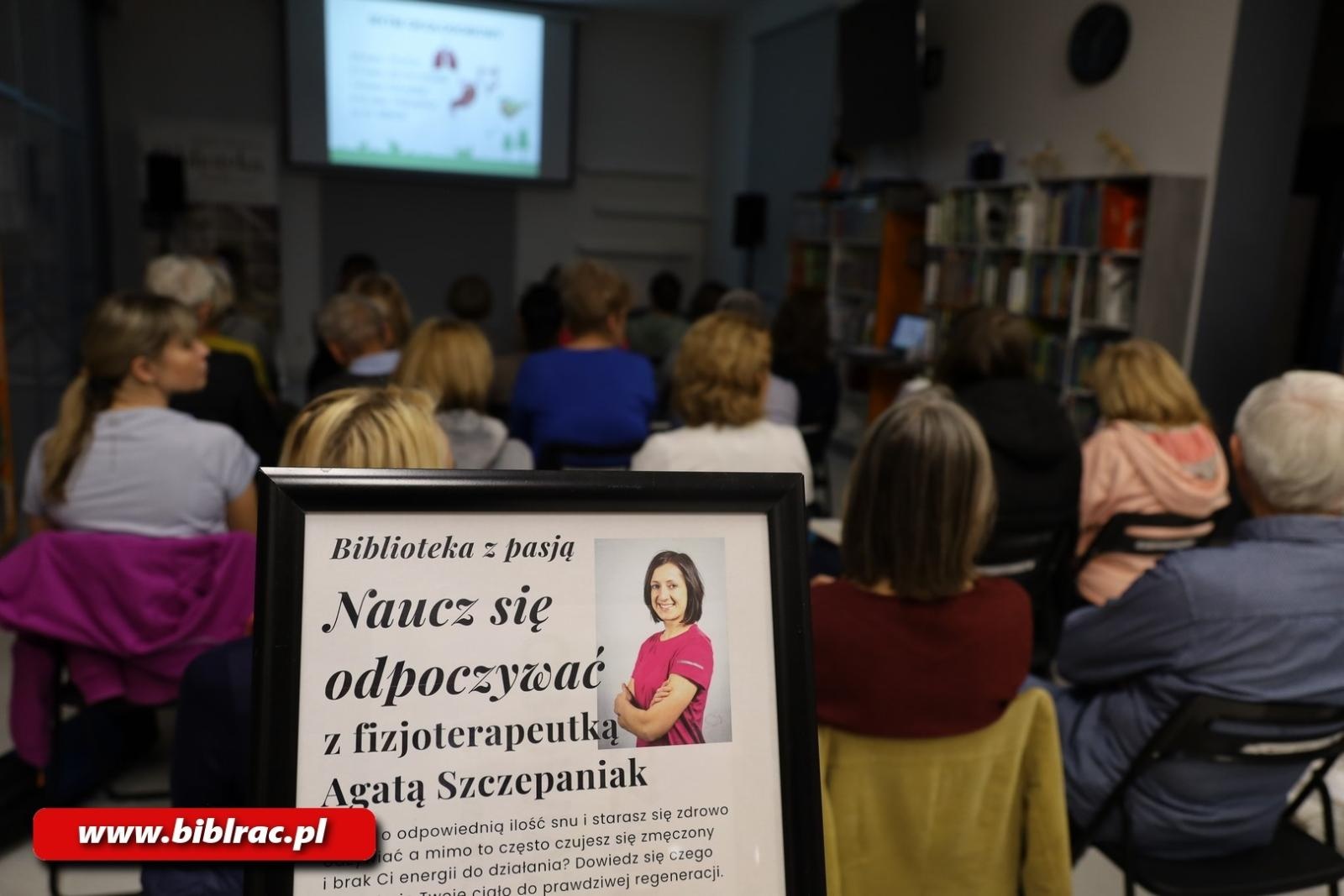 Zdjęcie w galerii na portalu naszraciborz.pl: Jak odpoczywać – spotkanie z fizjoterapeutką Agatą Szczepaniak w bibliotece wiadomości z regionu