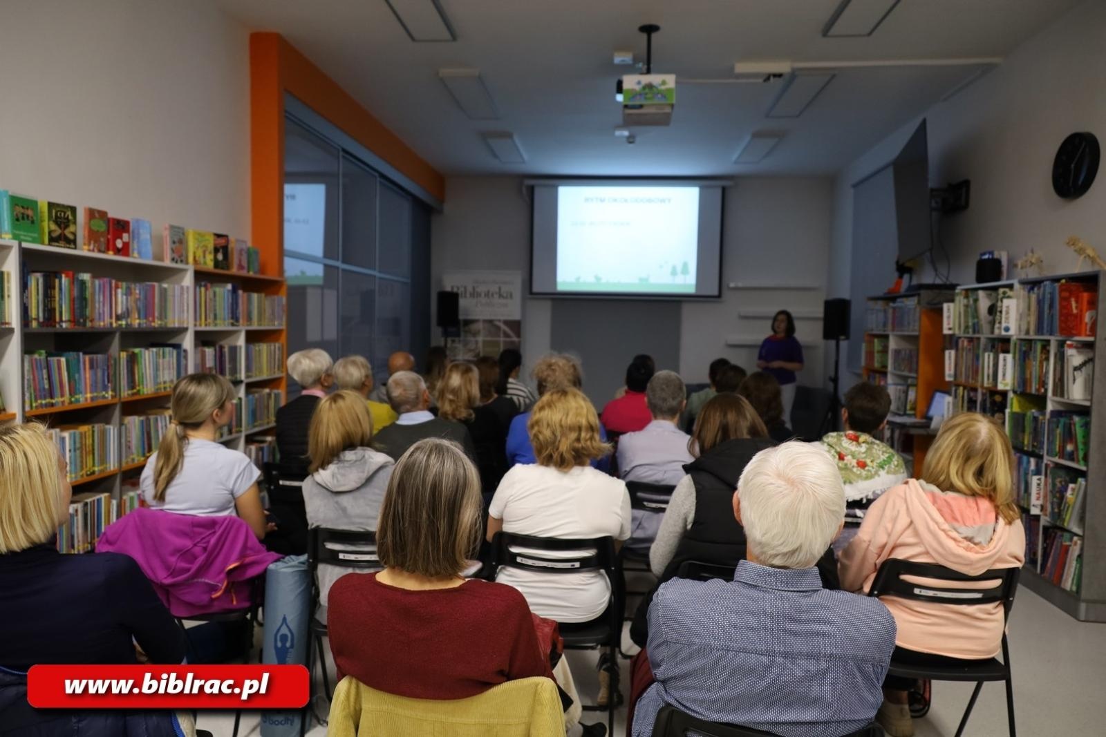 Zdjęcie w galerii na portalu naszraciborz.pl: Jak odpoczywać – spotkanie z fizjoterapeutką Agatą Szczepaniak w bibliotece wiadomości z regionu