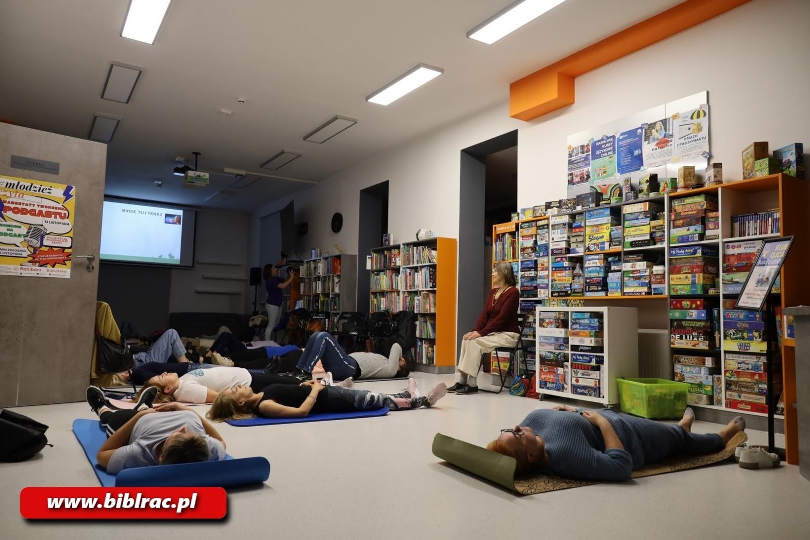 Zdjęcie w galerii na portalu naszraciborz.pl: Jak odpoczywać – spotkanie z fizjoterapeutką Agatą Szczepaniak w bibliotece wiadomości z regionu