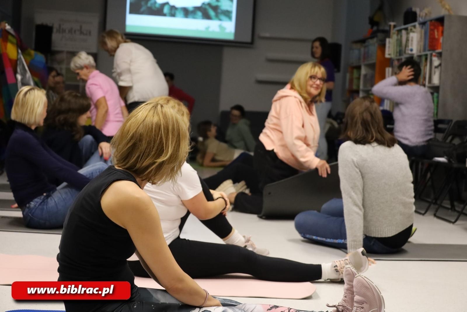 Zdjęcie w galerii na portalu naszraciborz.pl: Jak odpoczywać – spotkanie z fizjoterapeutką Agatą Szczepaniak w bibliotece wiadomości z regionu