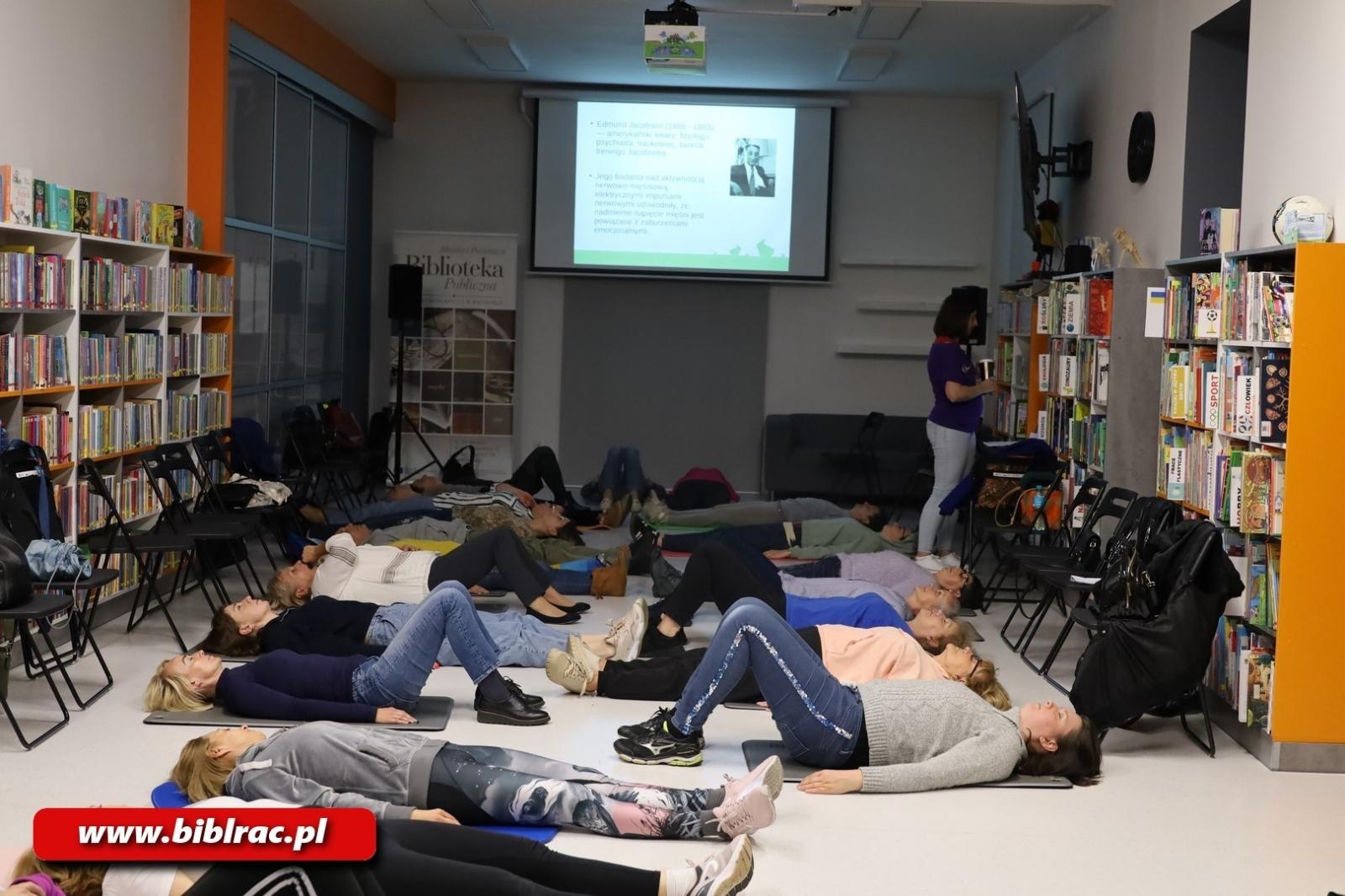 Zdjęcie w galerii na portalu naszraciborz.pl: Jak odpoczywać – spotkanie z fizjoterapeutką Agatą Szczepaniak w bibliotece wiadomości z regionu