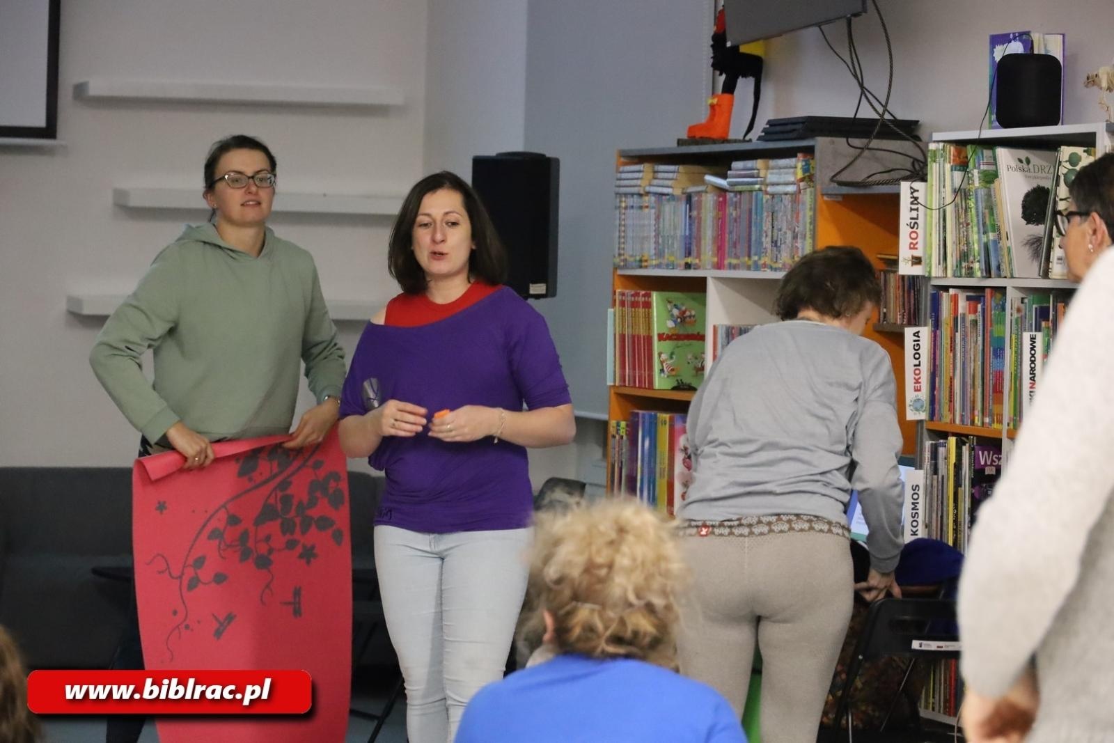 Zdjęcie w galerii na portalu naszraciborz.pl: Jak odpoczywać – spotkanie z fizjoterapeutką Agatą Szczepaniak w bibliotece wiadomości z regionu