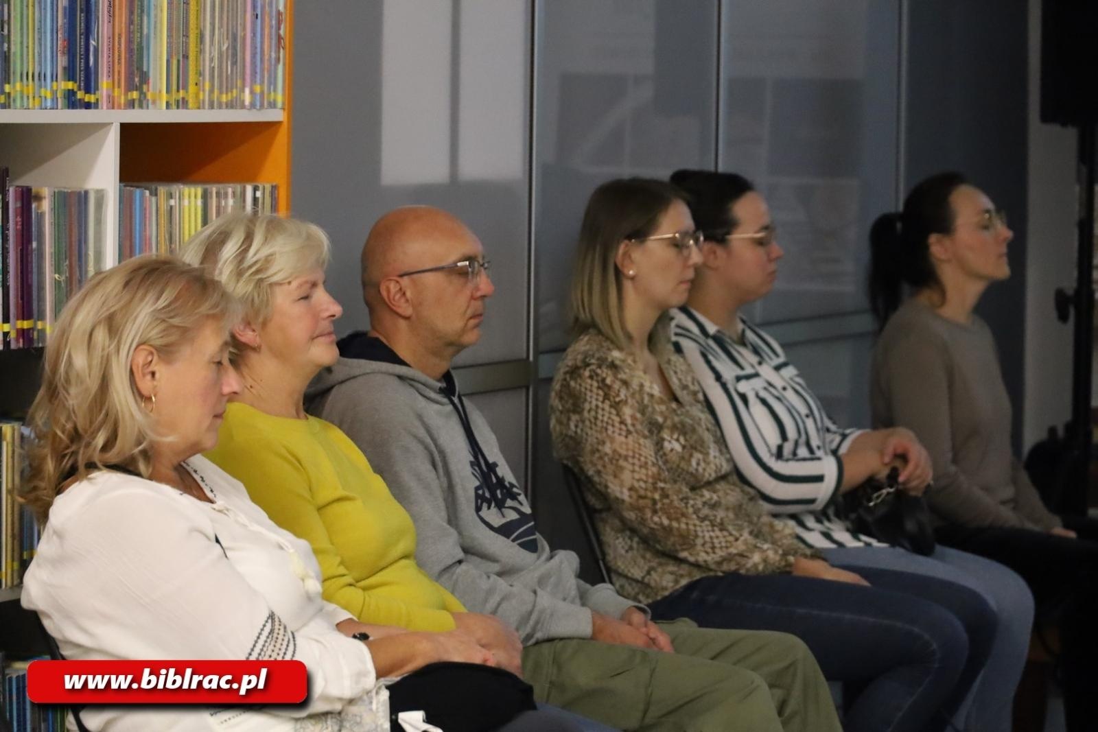 Zdjęcie w galerii na portalu naszraciborz.pl: Jak odpoczywać – spotkanie z fizjoterapeutką Agatą Szczepaniak w bibliotece wiadomości z regionu