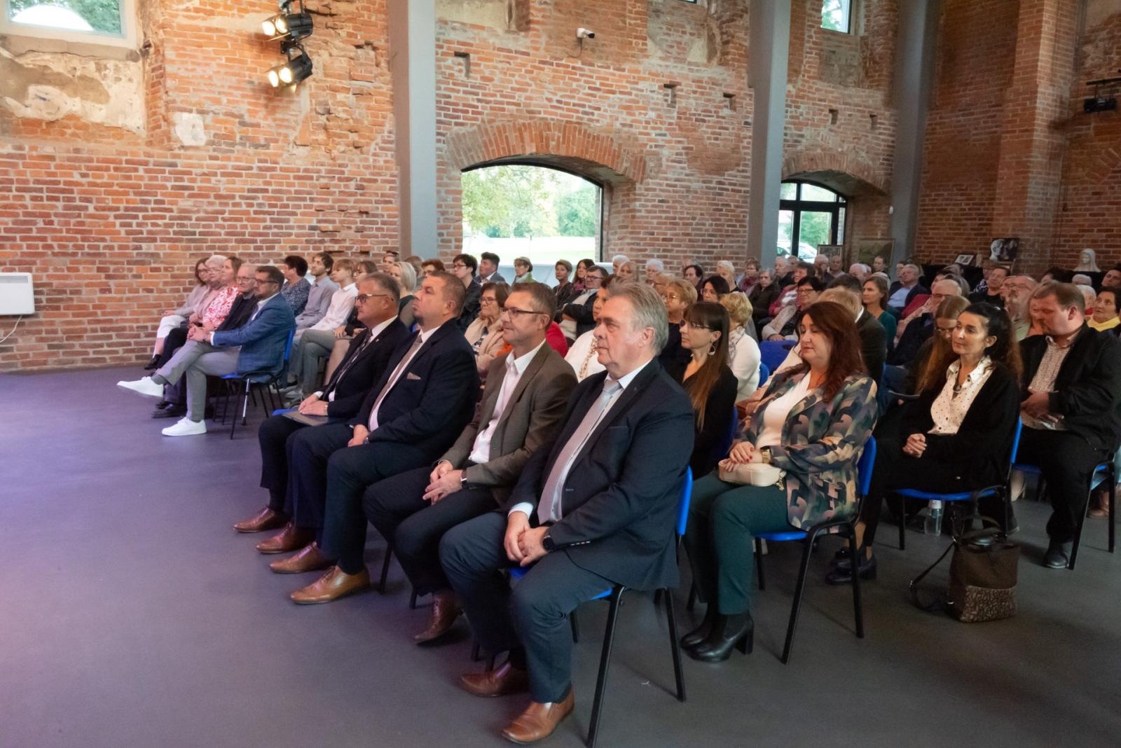 Zdjęcie w galerii na portalu naszraciborz.pl: Inauguracja Roku Kulturalnego Gminy Krzyżanowice. Nagroda dla twórcy pomnika Eichendorffa wiadomości z regionu