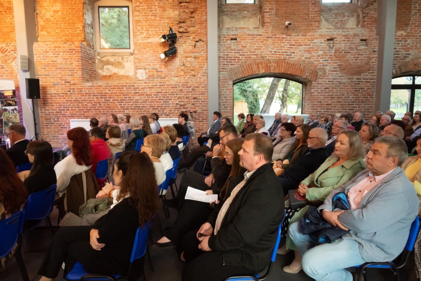 Zdjęcie w galerii na portalu naszraciborz.pl: Inauguracja Roku Kulturalnego Gminy Krzyżanowice. Nagroda dla twórcy pomnika Eichendorffa wiadomości z regionu