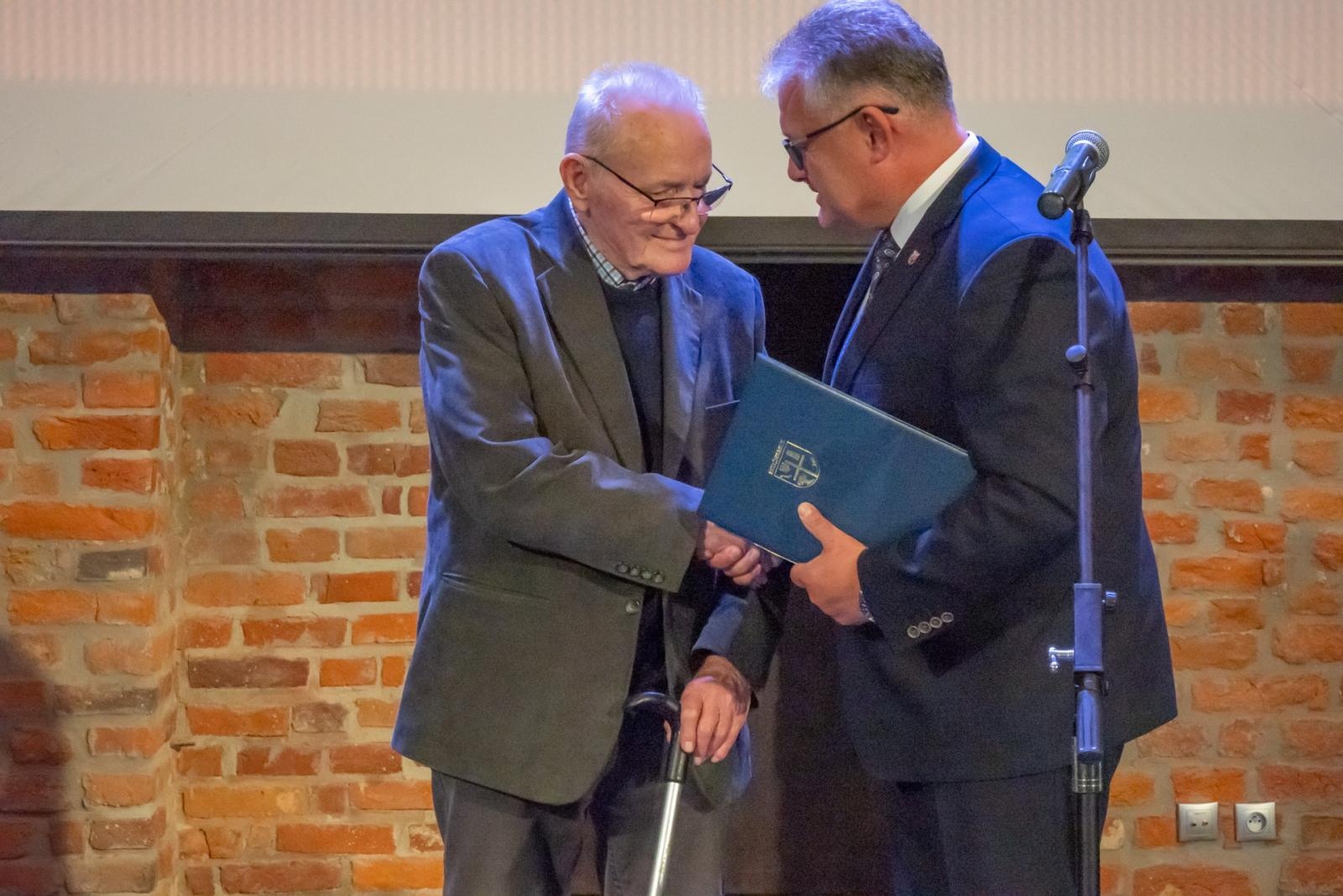 Zdjęcie w galerii na portalu naszraciborz.pl: Inauguracja Roku Kulturalnego Gminy Krzyżanowice. Nagroda dla twórcy pomnika Eichendorffa wiadomości z regionu