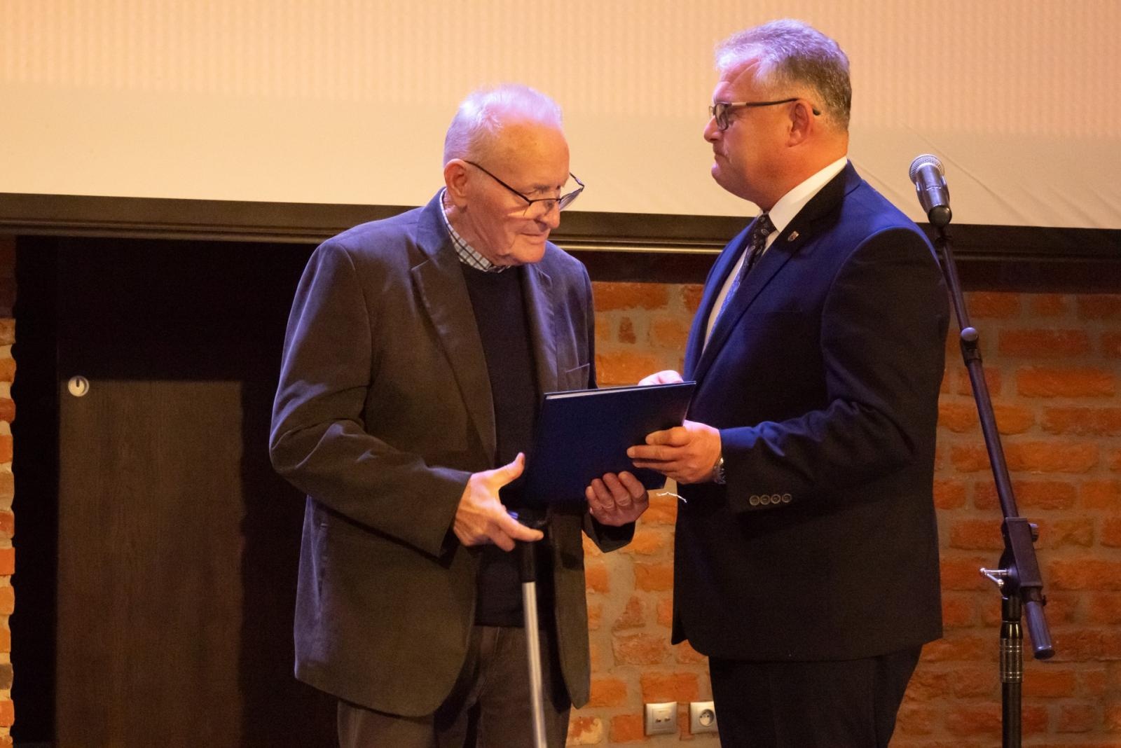 Zdjęcie w galerii na portalu naszraciborz.pl: Inauguracja Roku Kulturalnego Gminy Krzyżanowice. Nagroda dla twórcy pomnika Eichendorffa wiadomości z regionu