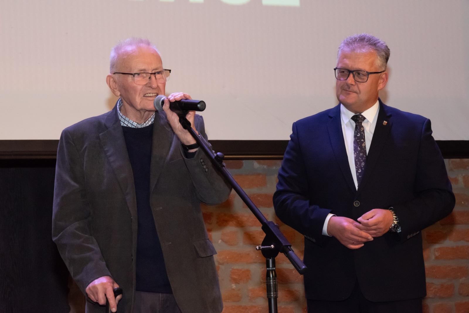 Zdjęcie w galerii na portalu naszraciborz.pl: Inauguracja Roku Kulturalnego Gminy Krzyżanowice. Nagroda dla twórcy pomnika Eichendorffa wiadomości z regionu