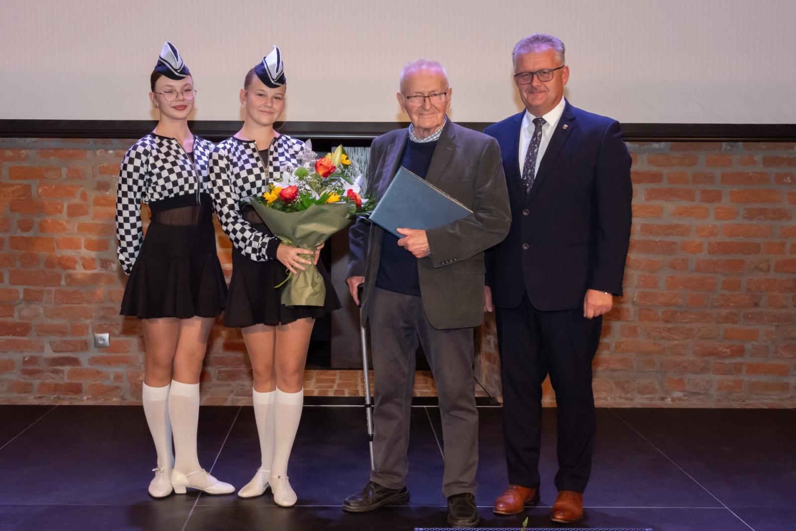 Zdjęcie w galerii na portalu naszraciborz.pl: Inauguracja Roku Kulturalnego Gminy Krzyżanowice. Nagroda dla twórcy pomnika Eichendorffa wiadomości z regionu