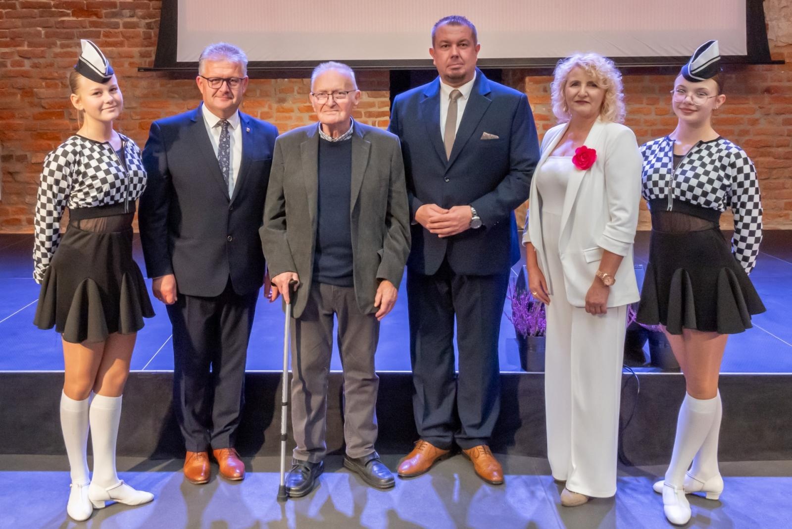 Zdjęcie w galerii na portalu naszraciborz.pl: Inauguracja Roku Kulturalnego Gminy Krzyżanowice. Nagroda dla twórcy pomnika Eichendorffa wiadomości z regionu