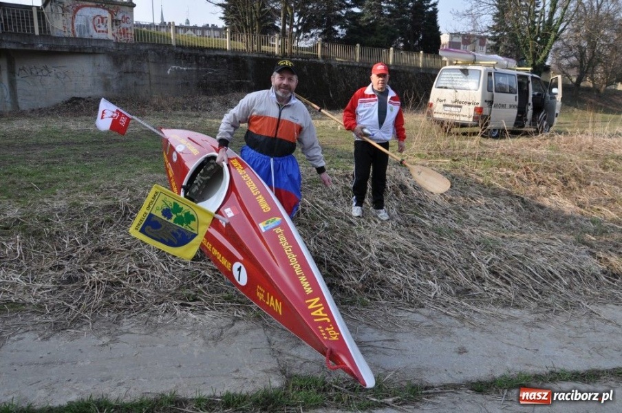 Zdjęcie w galerii na portalu naszraciborz.pl: Wyruszył Odrą z Raciborza nad morze wiadomości z regionu