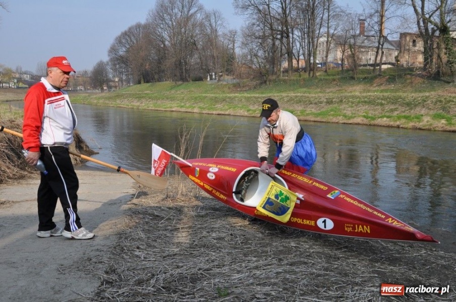 Zdjęcie w galerii na portalu naszraciborz.pl: Wyruszył Odrą z Raciborza nad morze wiadomości z regionu
