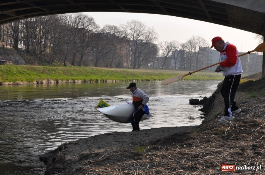 Zdjęcie w galerii na portalu naszraciborz.pl: Wyruszył Odrą z Raciborza nad morze wiadomości z regionu