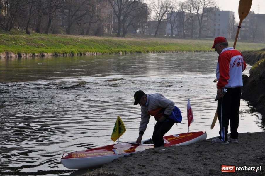 Zdjęcie w galerii na portalu naszraciborz.pl: Wyruszył Odrą z Raciborza nad morze wiadomości z regionu