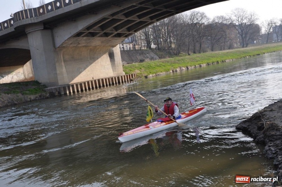 Zdjęcie w galerii na portalu naszraciborz.pl: Wyruszył Odrą z Raciborza nad morze wiadomości z regionu