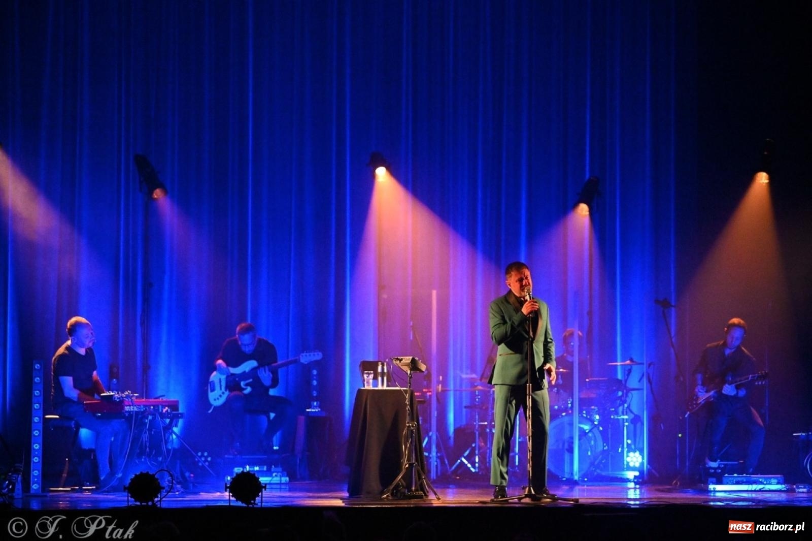 Zdjęcie w galerii na portalu naszraciborz.pl: Andrzej Piaseczny akustycznie w Raciborzu: wieczór pełen muzycznych emocji wiadomości z regionu