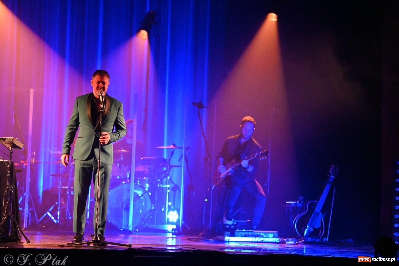 Zdjęcie w galerii na portalu naszraciborz.pl: Andrzej Piaseczny akustycznie w Raciborzu: wieczór pełen muzycznych emocji wiadomości z regionu