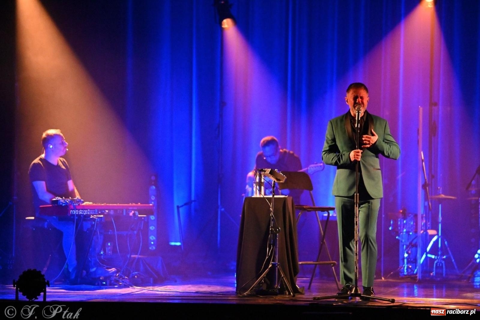 Zdjęcie w galerii na portalu naszraciborz.pl: Andrzej Piaseczny akustycznie w Raciborzu: wieczór pełen muzycznych emocji wiadomości z regionu