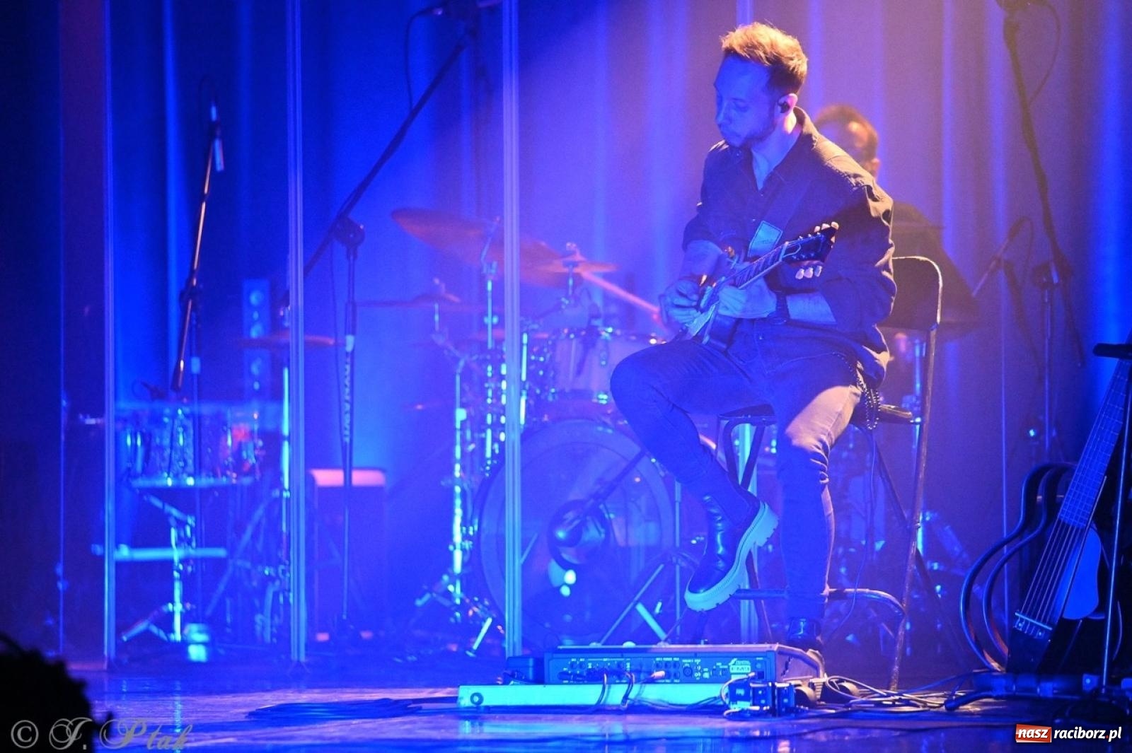 Zdjęcie w galerii na portalu naszraciborz.pl: Andrzej Piaseczny akustycznie w Raciborzu: wieczór pełen muzycznych emocji wiadomości z regionu