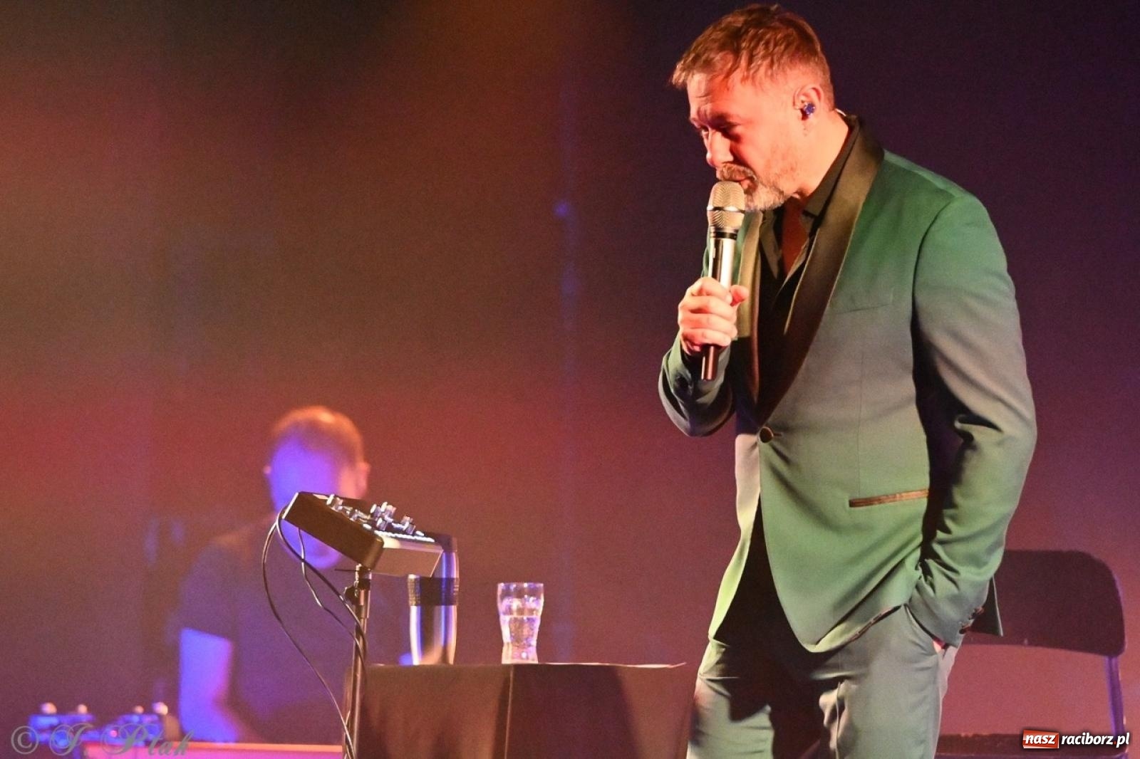 Zdjęcie w galerii na portalu naszraciborz.pl: Andrzej Piaseczny akustycznie w Raciborzu: wieczór pełen muzycznych emocji wiadomości z regionu