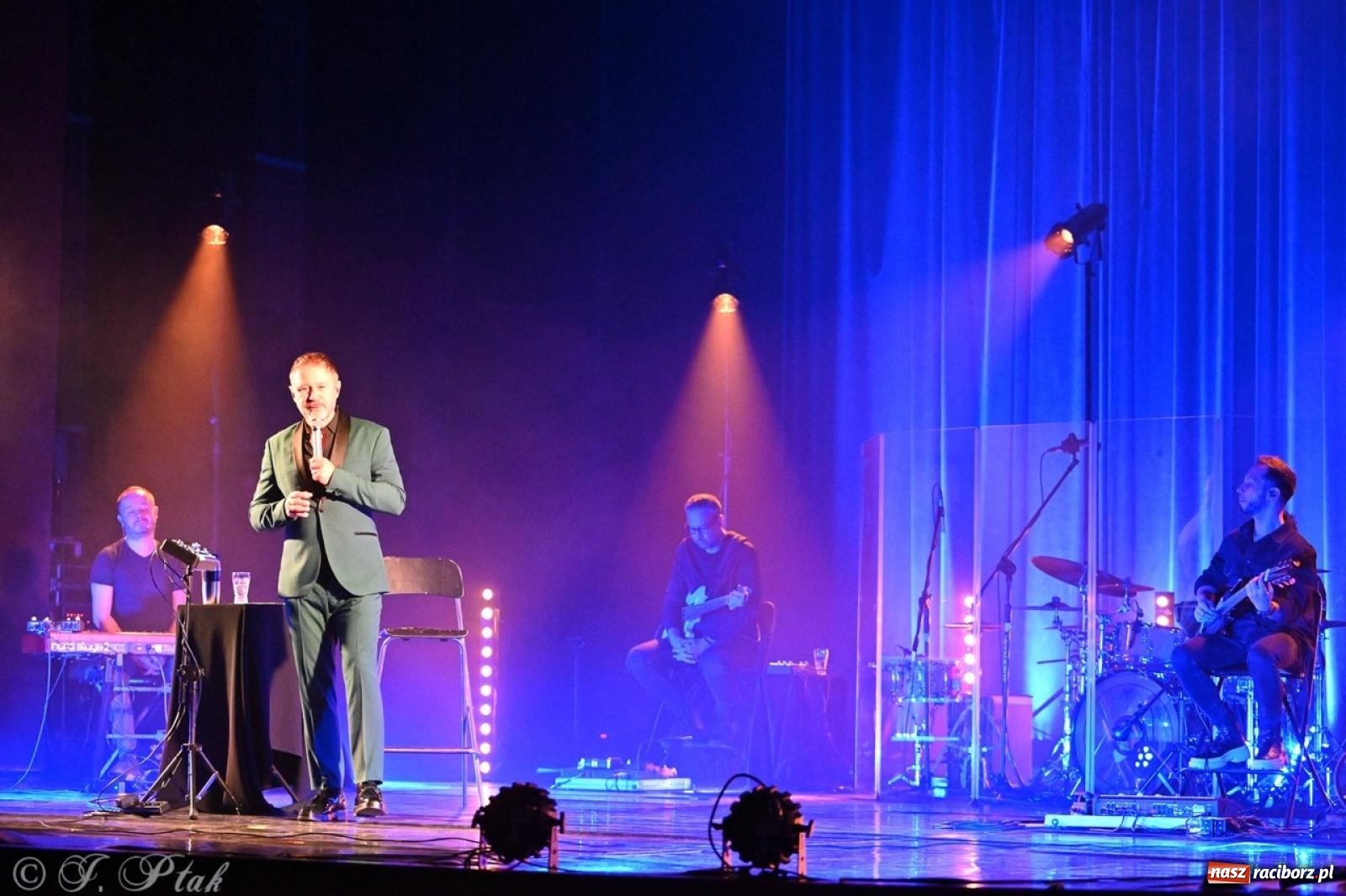 Zdjęcie w galerii na portalu naszraciborz.pl: Andrzej Piaseczny akustycznie w Raciborzu: wieczór pełen muzycznych emocji wiadomości z regionu