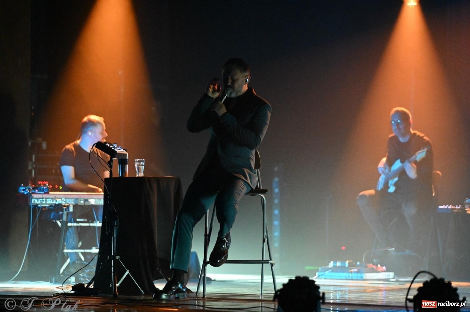 Zdjęcie w galerii na portalu naszraciborz.pl: Andrzej Piaseczny akustycznie w Raciborzu: wieczór pełen muzycznych emocji wiadomości z regionu