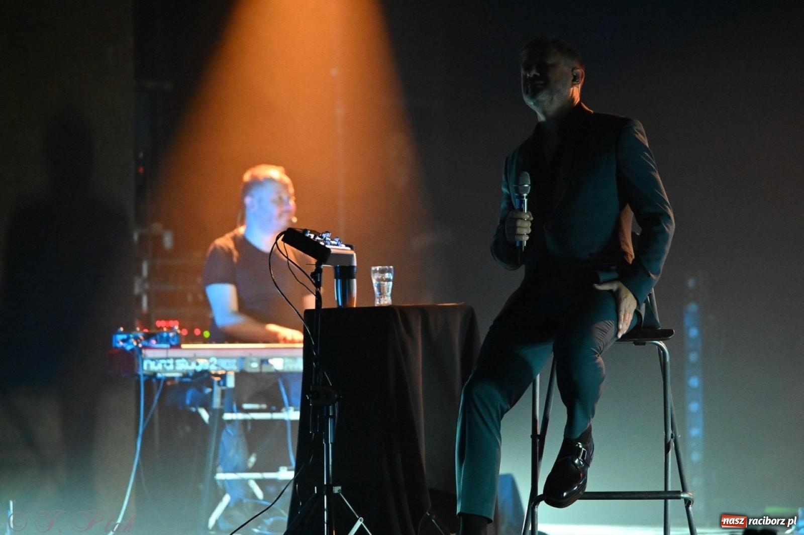 Zdjęcie w galerii na portalu naszraciborz.pl: Andrzej Piaseczny akustycznie w Raciborzu: wieczór pełen muzycznych emocji wiadomości z regionu