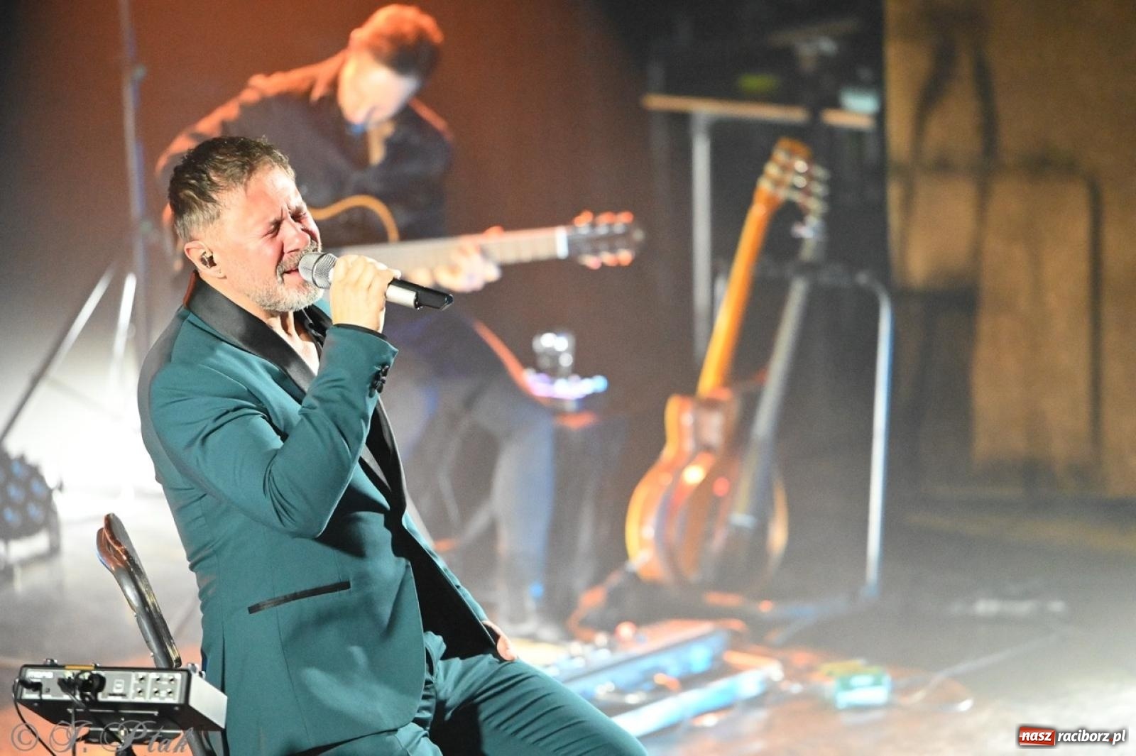 Zdjęcie w galerii na portalu naszraciborz.pl: Andrzej Piaseczny akustycznie w Raciborzu: wieczór pełen muzycznych emocji wiadomości z regionu