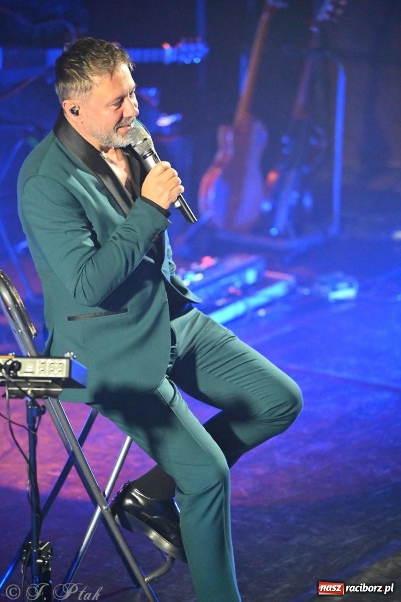 Zdjęcie w galerii na portalu naszraciborz.pl: Andrzej Piaseczny akustycznie w Raciborzu: wieczór pełen muzycznych emocji wiadomości z regionu