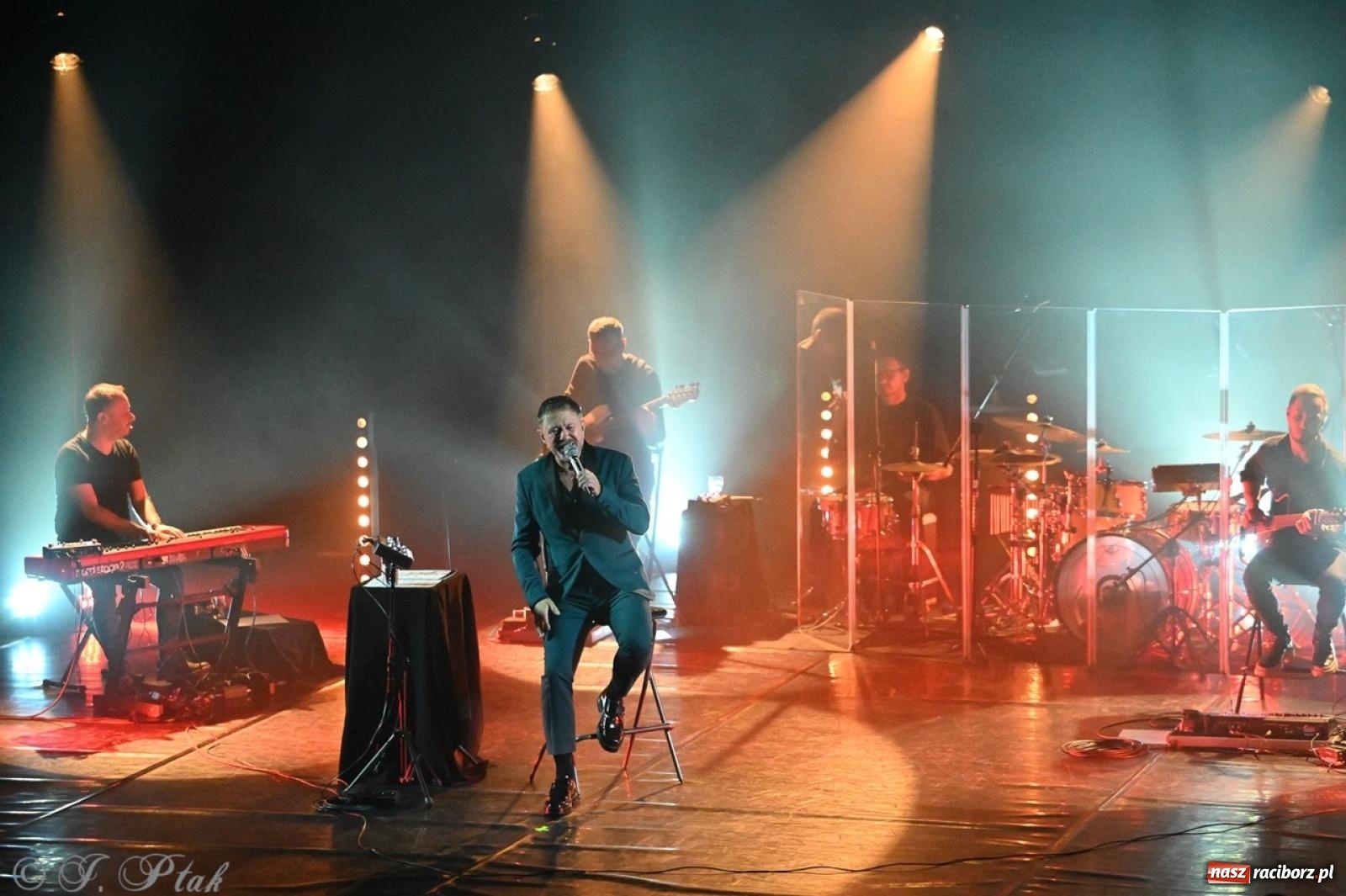 Zdjęcie w galerii na portalu naszraciborz.pl: Andrzej Piaseczny akustycznie w Raciborzu: wieczór pełen muzycznych emocji wiadomości z regionu