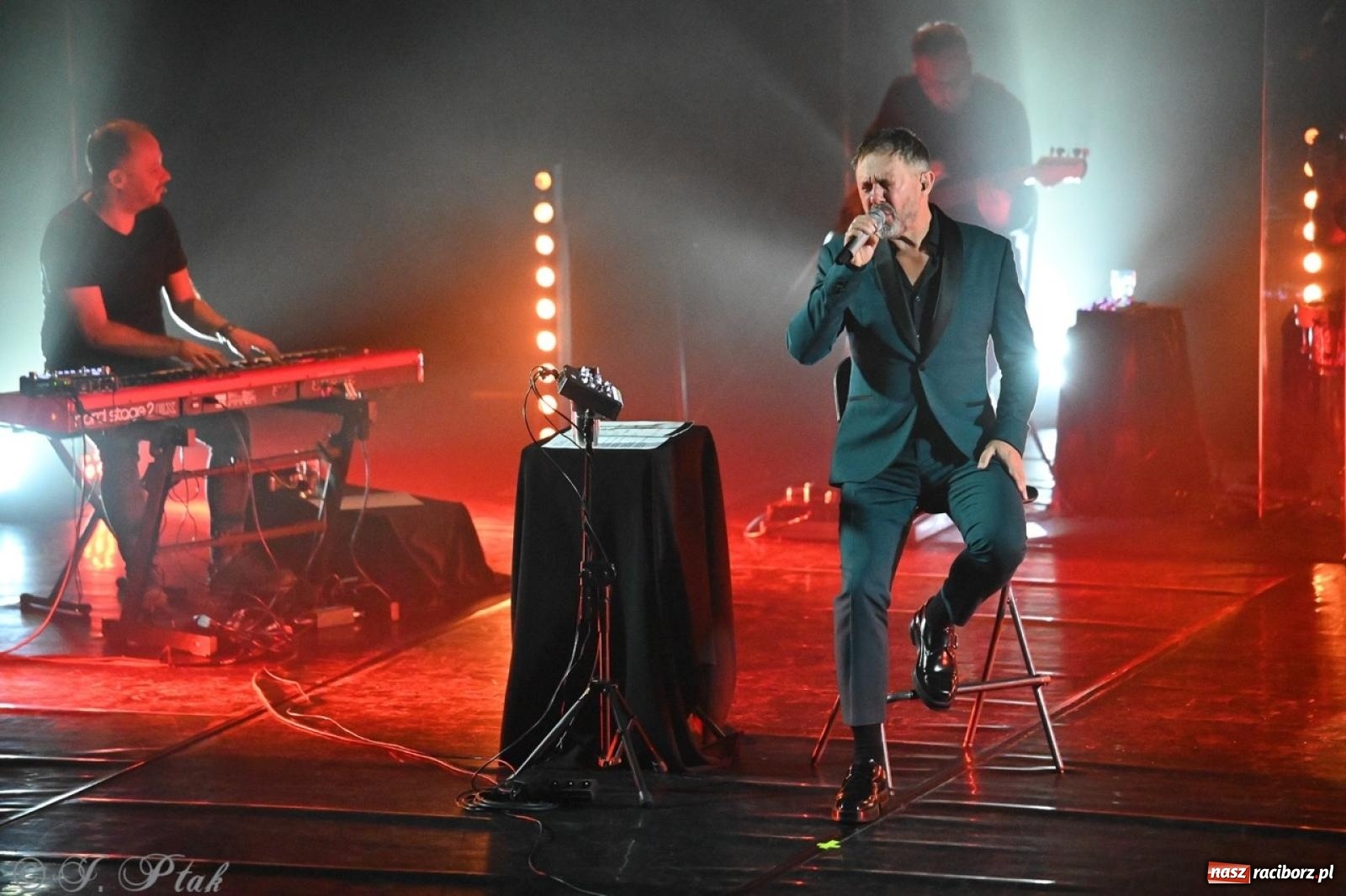 Zdjęcie w galerii na portalu naszraciborz.pl: Andrzej Piaseczny akustycznie w Raciborzu: wieczór pełen muzycznych emocji wiadomości z regionu