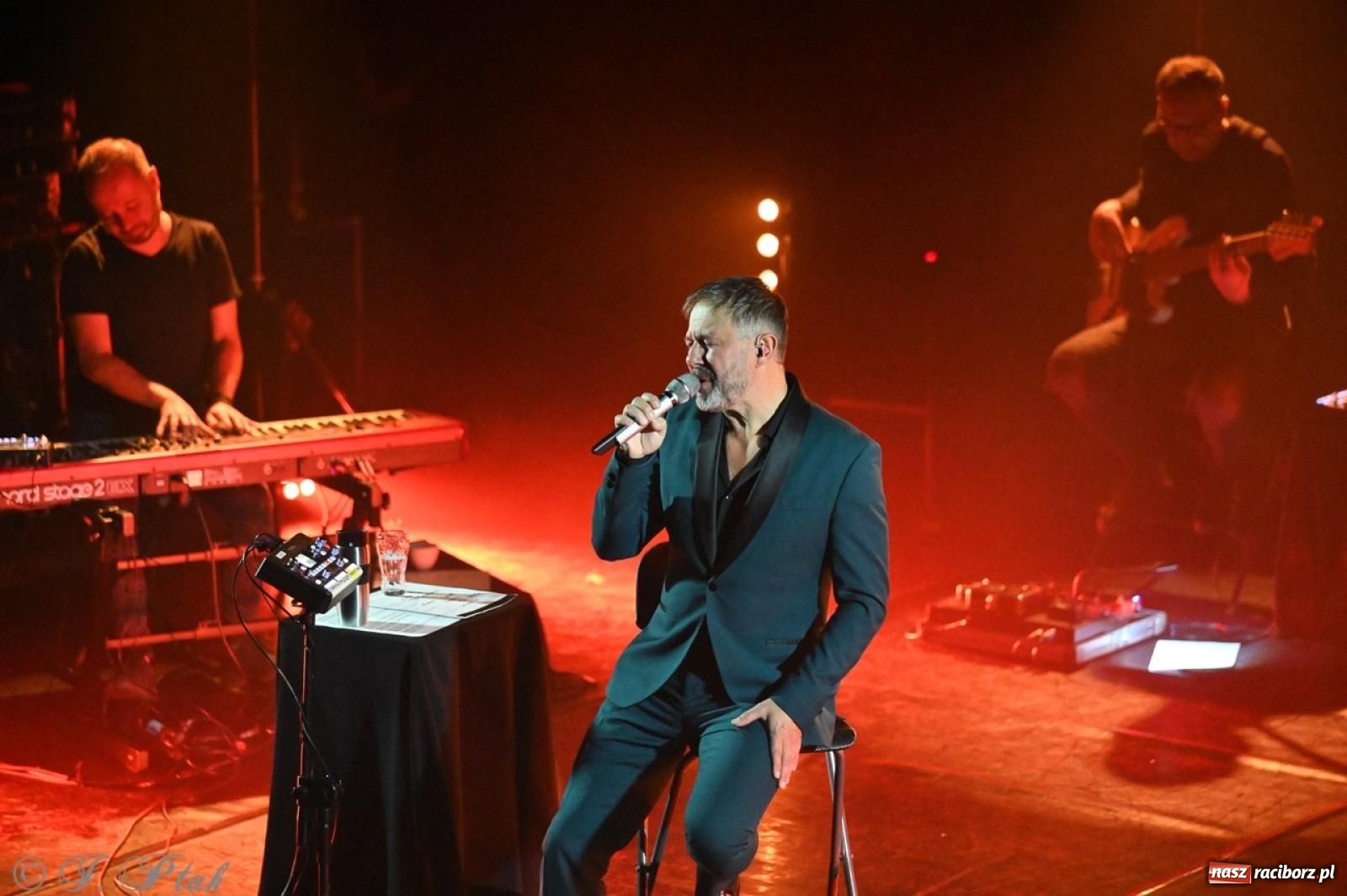 Zdjęcie w galerii na portalu naszraciborz.pl: Andrzej Piaseczny akustycznie w Raciborzu: wieczór pełen muzycznych emocji wiadomości z regionu