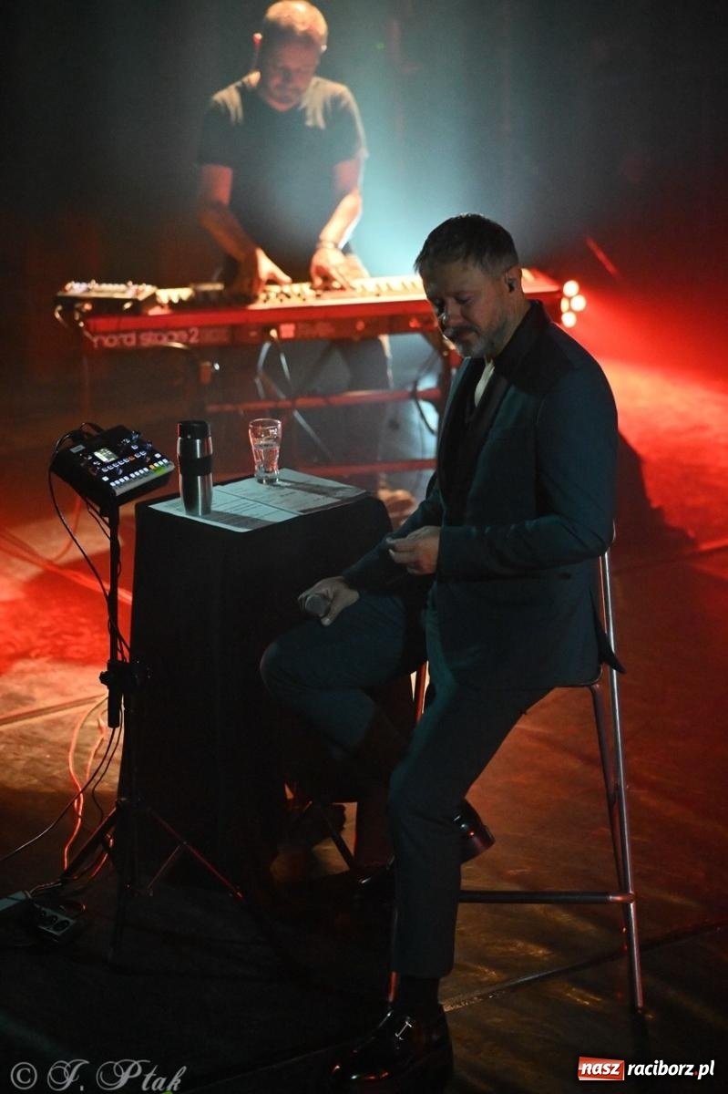 Zdjęcie w galerii na portalu naszraciborz.pl: Andrzej Piaseczny akustycznie w Raciborzu: wieczór pełen muzycznych emocji wiadomości z regionu