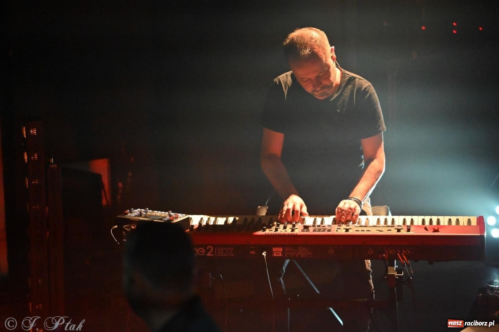 Zdjęcie w galerii na portalu naszraciborz.pl: Andrzej Piaseczny akustycznie w Raciborzu: wieczór pełen muzycznych emocji wiadomości z regionu