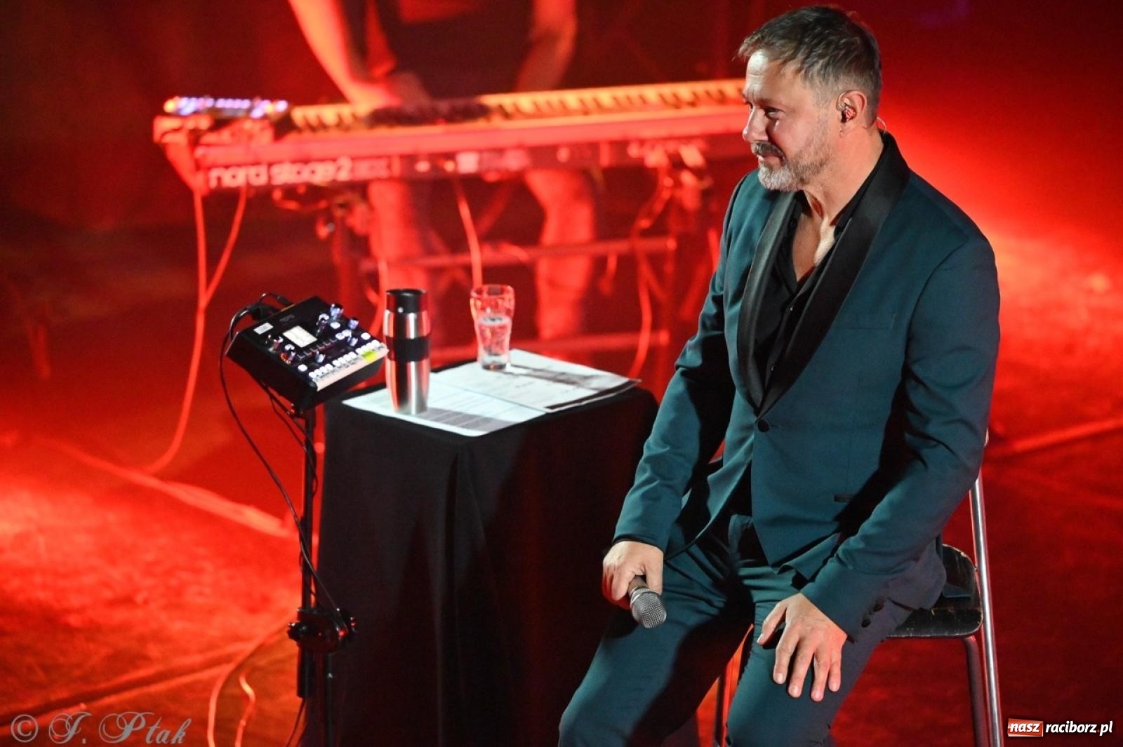 Zdjęcie w galerii na portalu naszraciborz.pl: Andrzej Piaseczny akustycznie w Raciborzu: wieczór pełen muzycznych emocji wiadomości z regionu