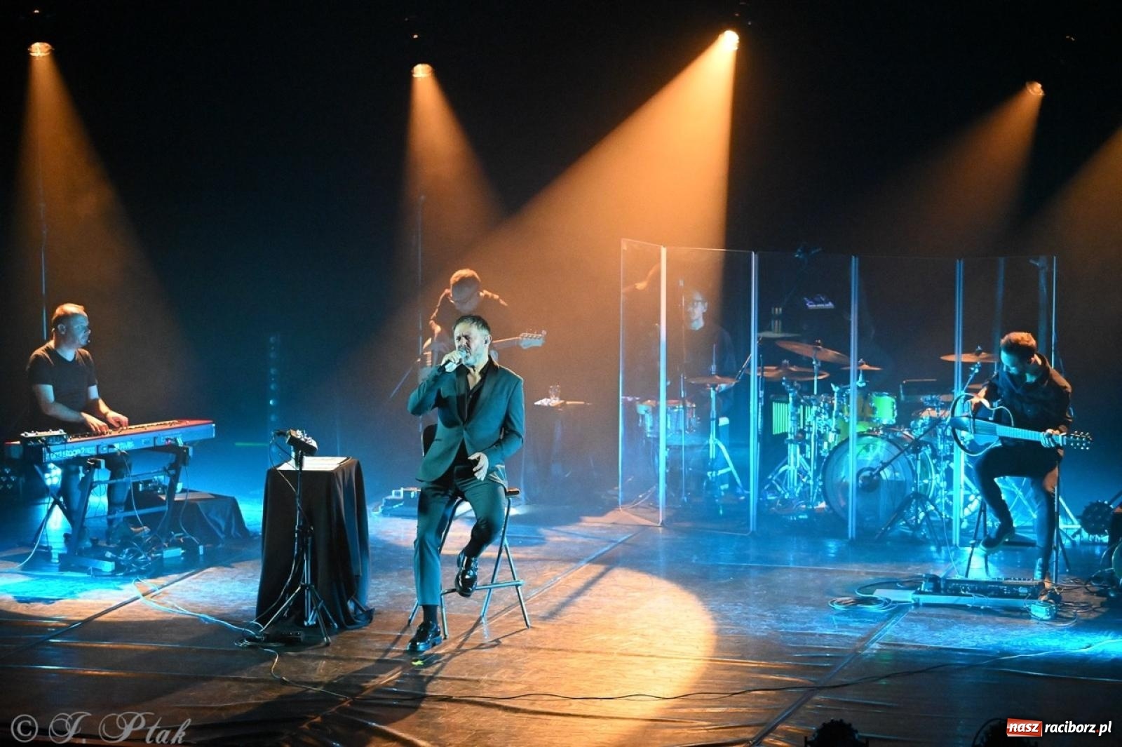 Zdjęcie w galerii na portalu naszraciborz.pl: Andrzej Piaseczny akustycznie w Raciborzu: wieczór pełen muzycznych emocji wiadomości z regionu