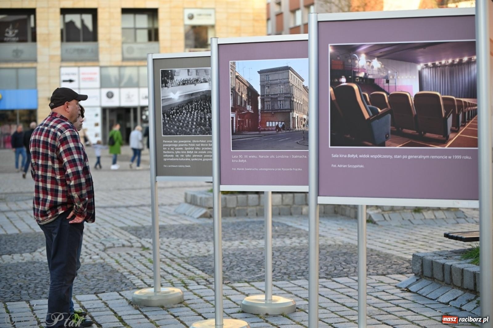 Zdjęcie w galerii na portalu naszraciborz.pl: Wystawa, tort i Bruce Lee. Kino Bałtyk świętuje 100-lecie  wiadomości z regionu