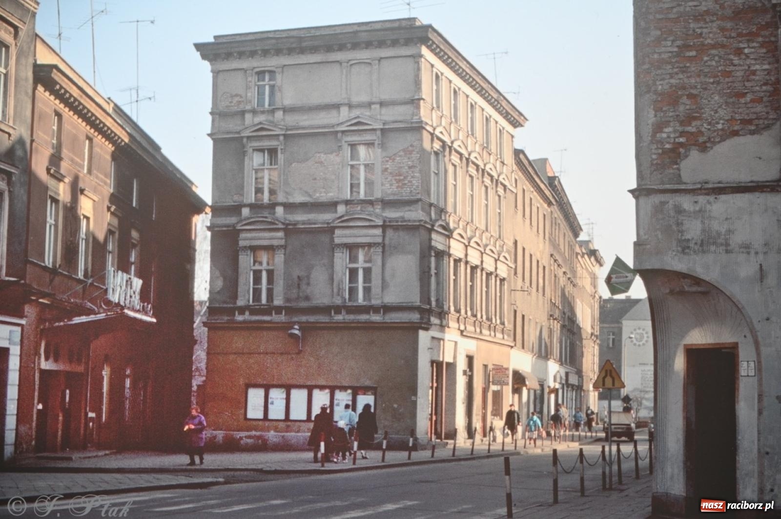 Zdjęcie w galerii na portalu naszraciborz.pl: Wystawa, tort i Bruce Lee. Kino Bałtyk świętuje 100-lecie  wiadomości z regionu