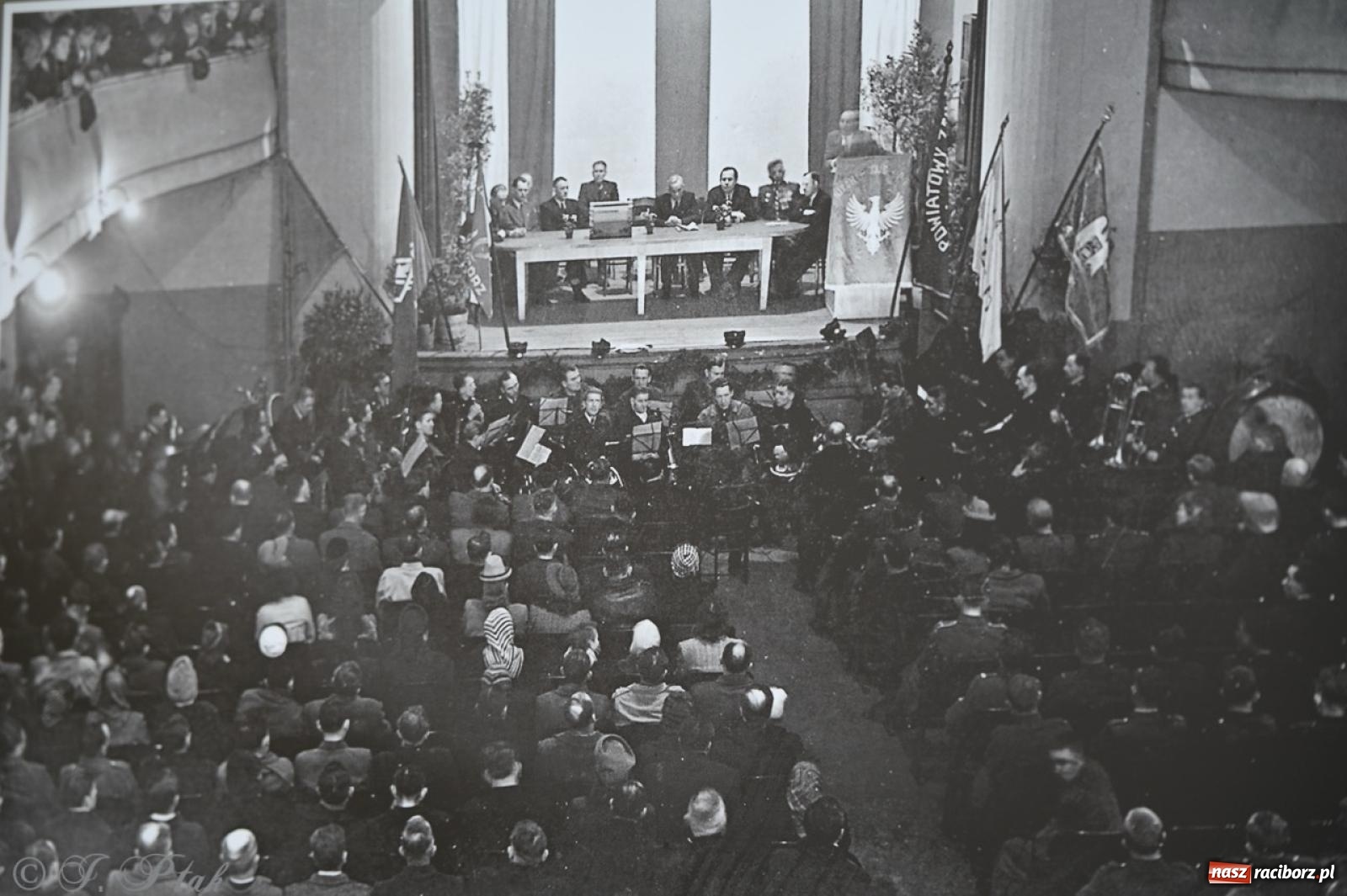 Zdjęcie w galerii na portalu naszraciborz.pl: Wystawa, tort i Bruce Lee. Kino Bałtyk świętuje 100-lecie  wiadomości z regionu