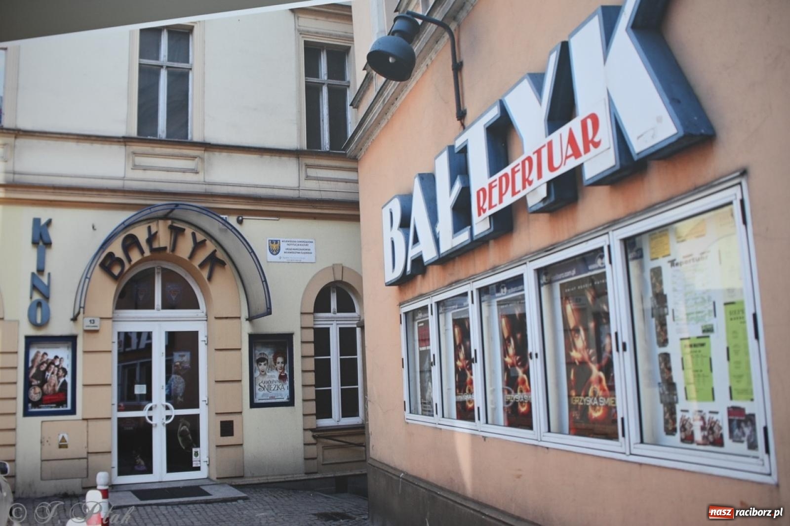 Zdjęcie w galerii na portalu naszraciborz.pl: Wystawa, tort i Bruce Lee. Kino Bałtyk świętuje 100-lecie  wiadomości z regionu