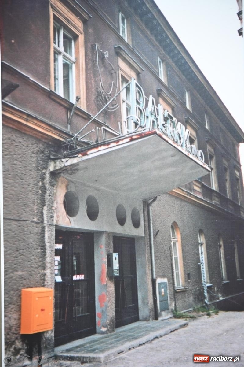 Zdjęcie w galerii na portalu naszraciborz.pl: Wystawa, tort i Bruce Lee. Kino Bałtyk świętuje 100-lecie  wiadomości z regionu