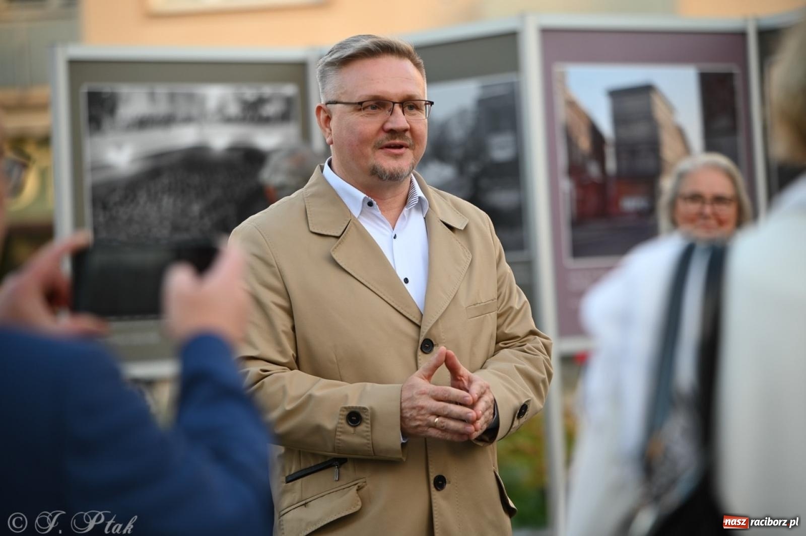 Zdjęcie w galerii na portalu naszraciborz.pl: Wystawa, tort i Bruce Lee. Kino Bałtyk świętuje 100-lecie  wiadomości z regionu