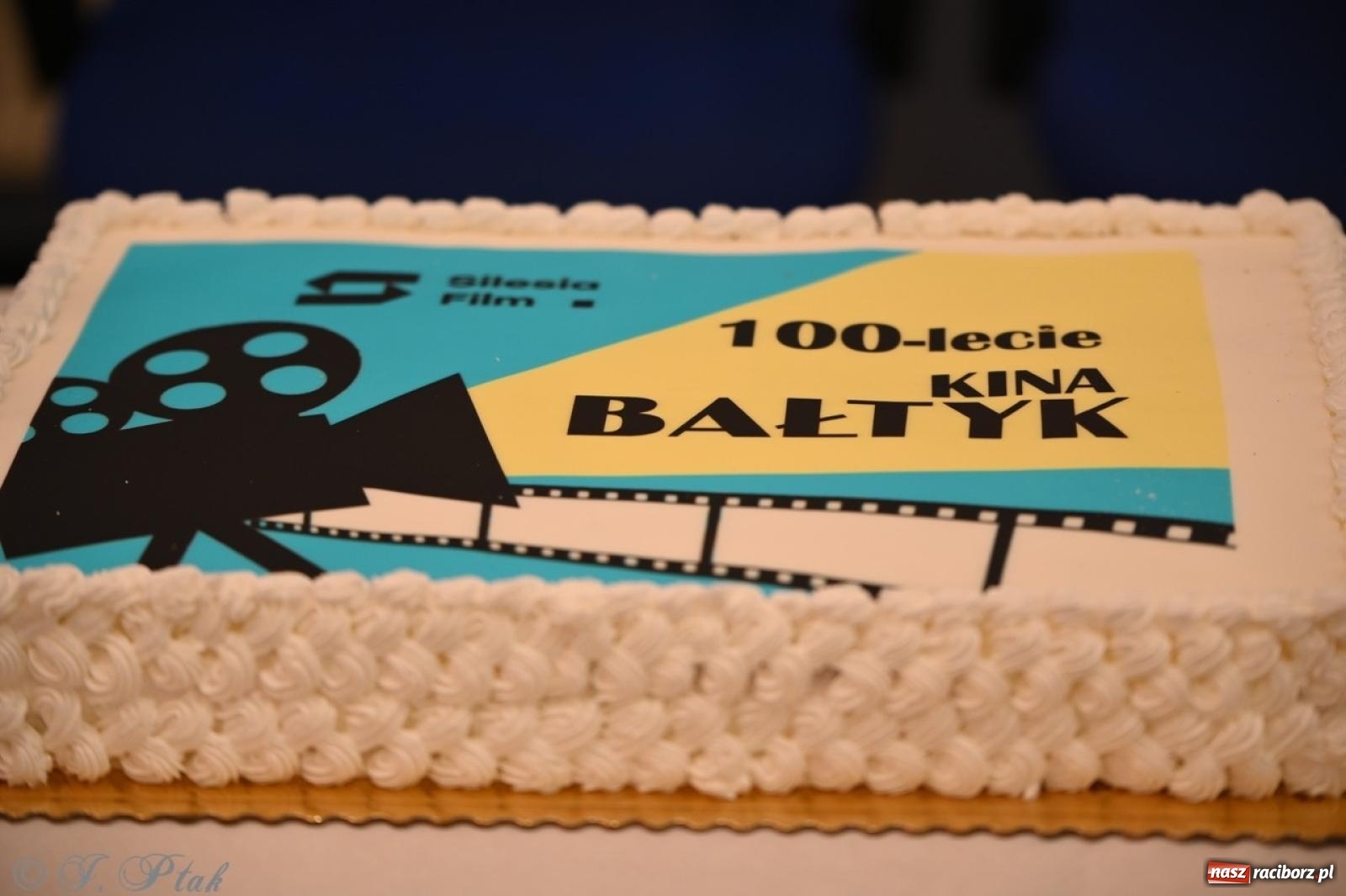 Zdjęcie w galerii na portalu naszraciborz.pl: Wystawa, tort i Bruce Lee. Kino Bałtyk świętuje 100-lecie  wiadomości z regionu