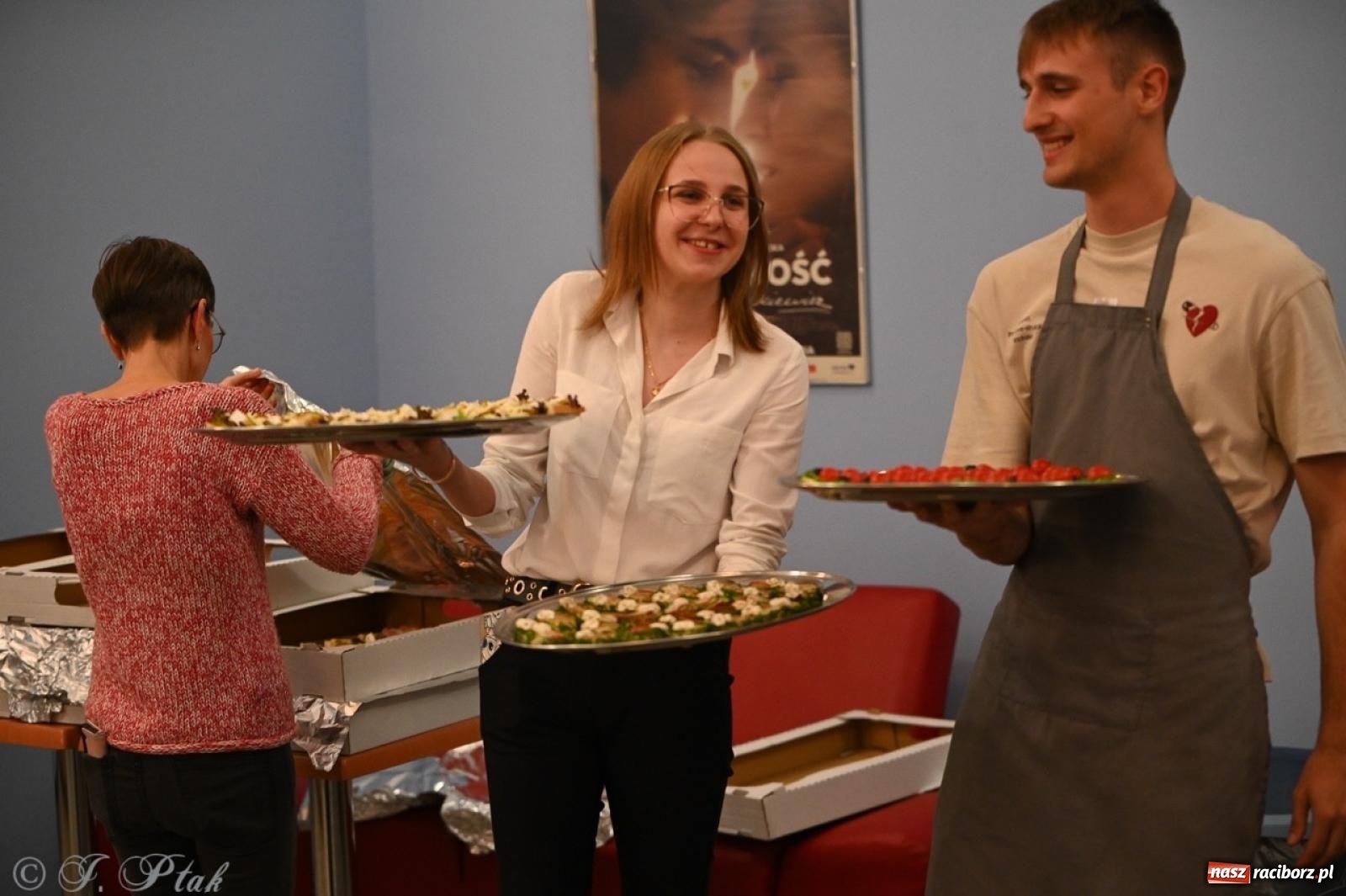 Zdjęcie w galerii na portalu naszraciborz.pl: Wystawa, tort i Bruce Lee. Kino Bałtyk świętuje 100-lecie  wiadomości z regionu