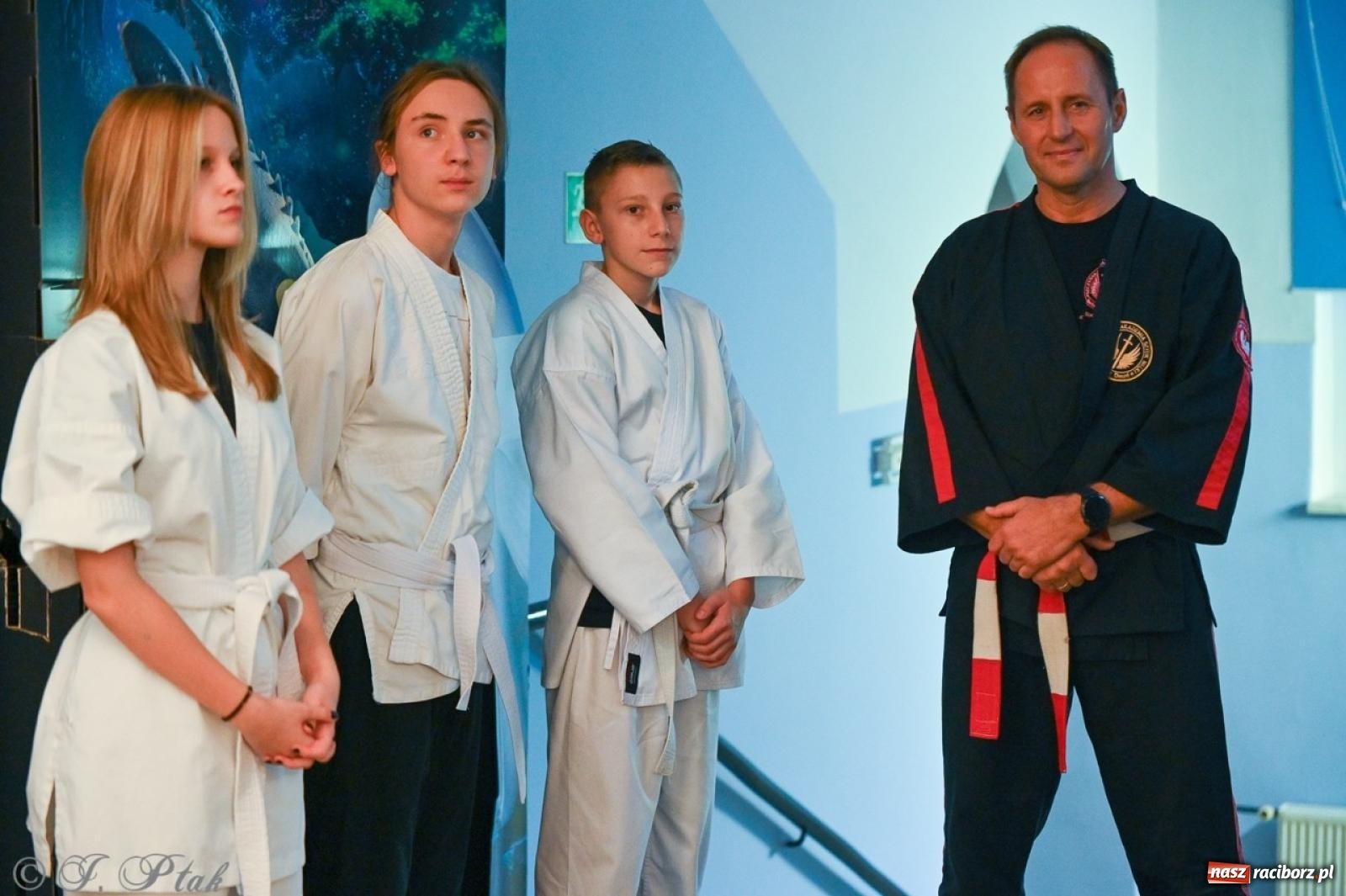 Zdjęcie w galerii na portalu naszraciborz.pl: Wystawa, tort i Bruce Lee. Kino Bałtyk świętuje 100-lecie  wiadomości z regionu