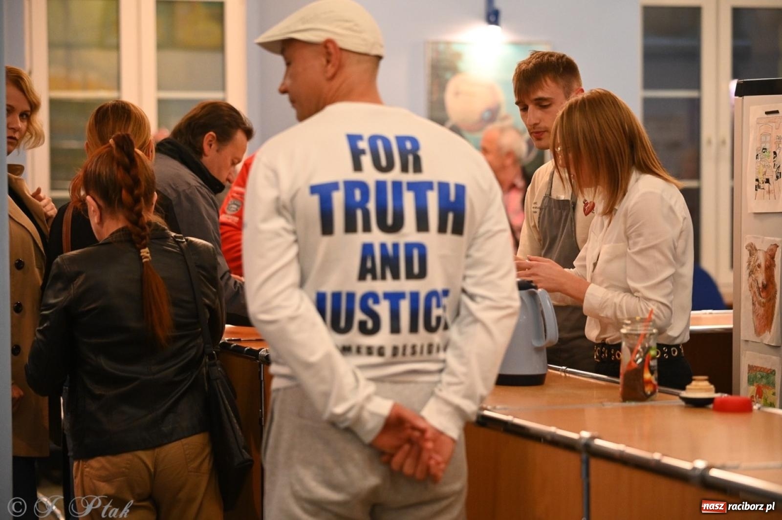 Zdjęcie w galerii na portalu naszraciborz.pl: Wystawa, tort i Bruce Lee. Kino Bałtyk świętuje 100-lecie  wiadomości z regionu