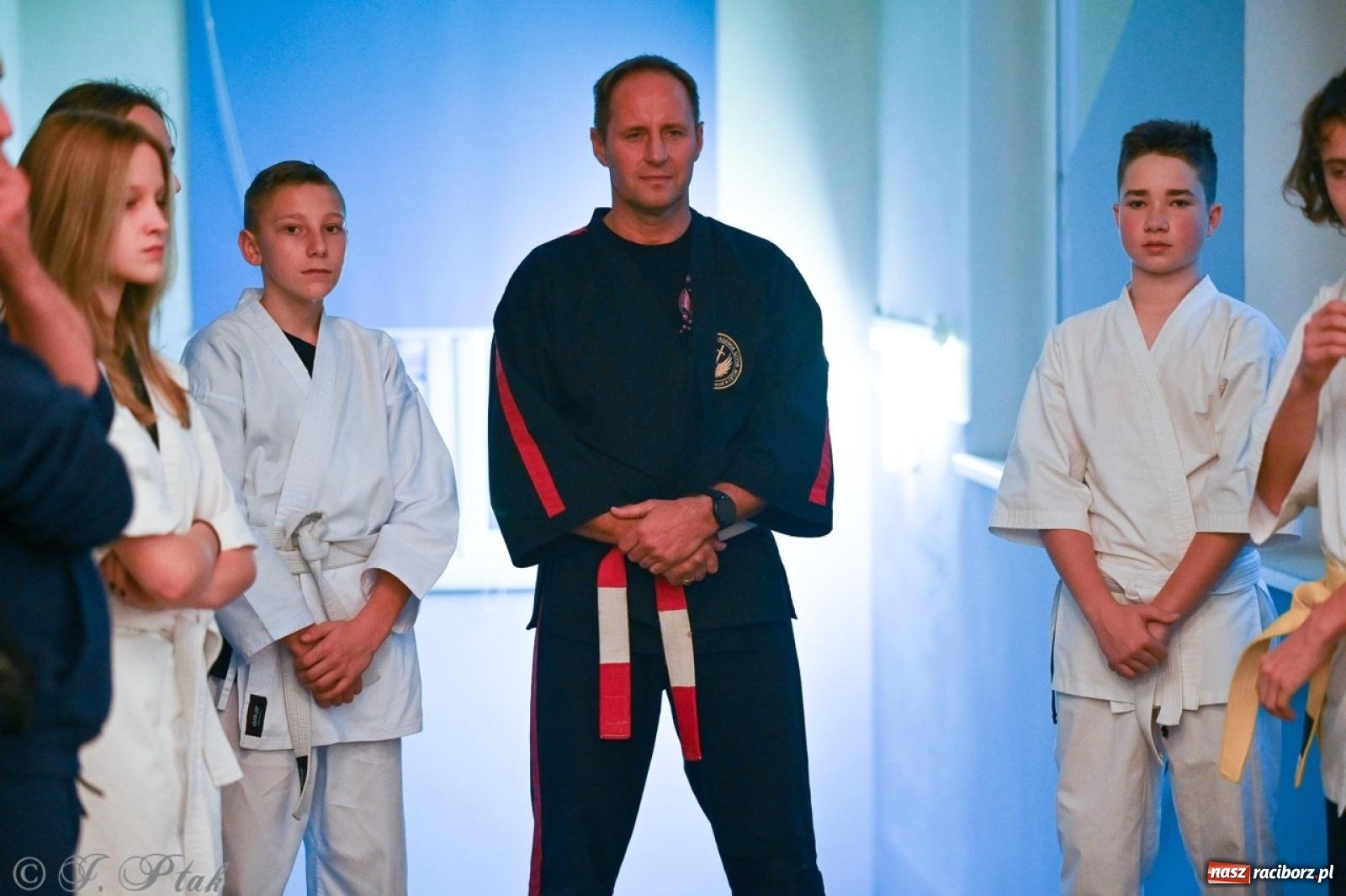 Zdjęcie w galerii na portalu naszraciborz.pl: Wystawa, tort i Bruce Lee. Kino Bałtyk świętuje 100-lecie  wiadomości z regionu