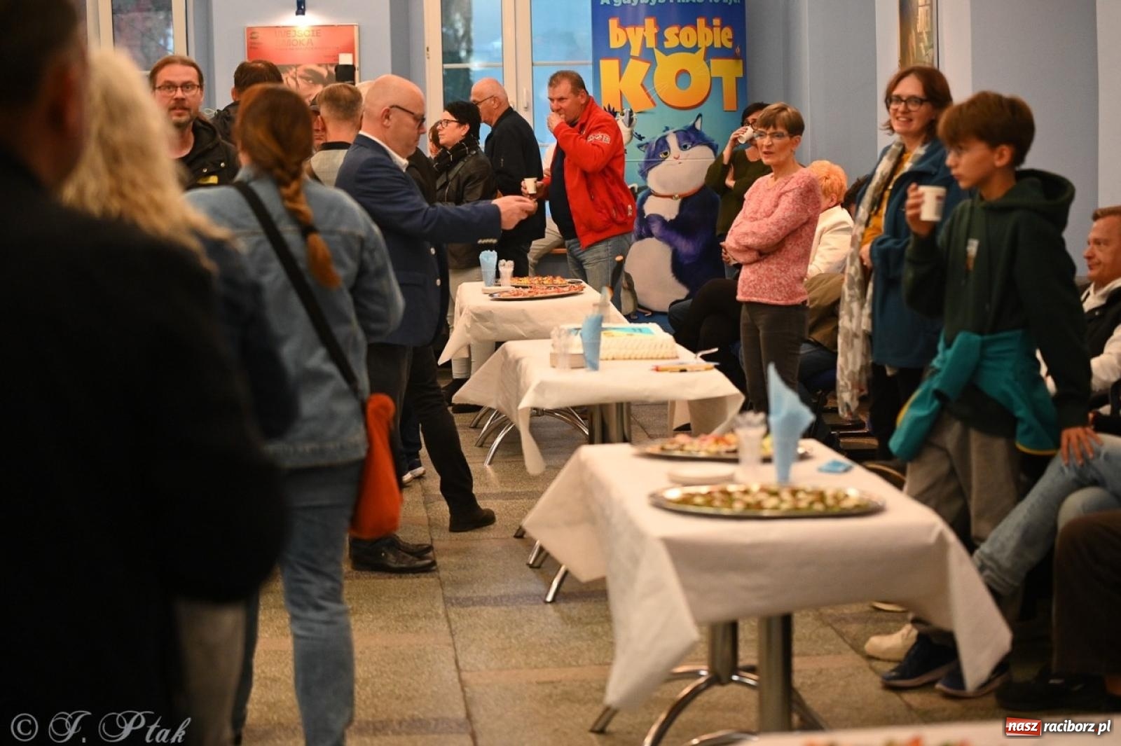 Zdjęcie w galerii na portalu naszraciborz.pl: Wystawa, tort i Bruce Lee. Kino Bałtyk świętuje 100-lecie  wiadomości z regionu