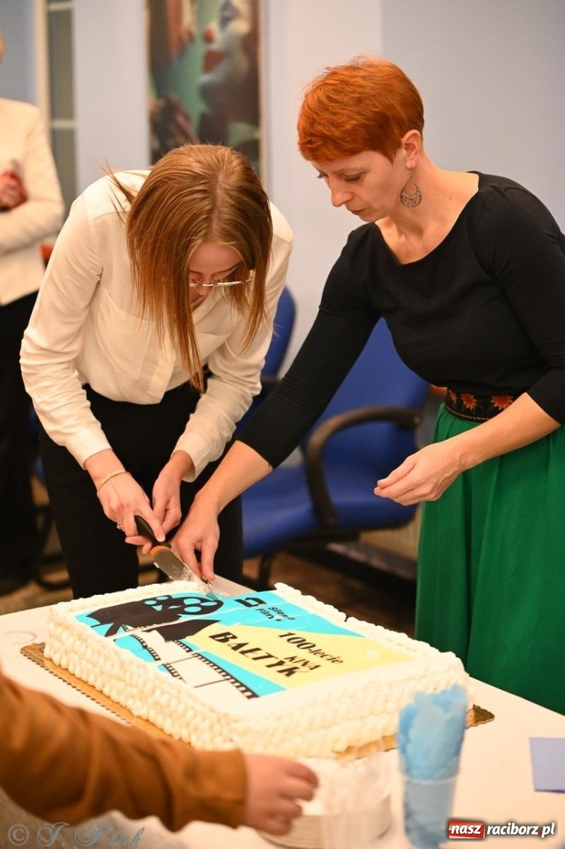 Zdjęcie w galerii na portalu naszraciborz.pl: Wystawa, tort i Bruce Lee. Kino Bałtyk świętuje 100-lecie  wiadomości z regionu