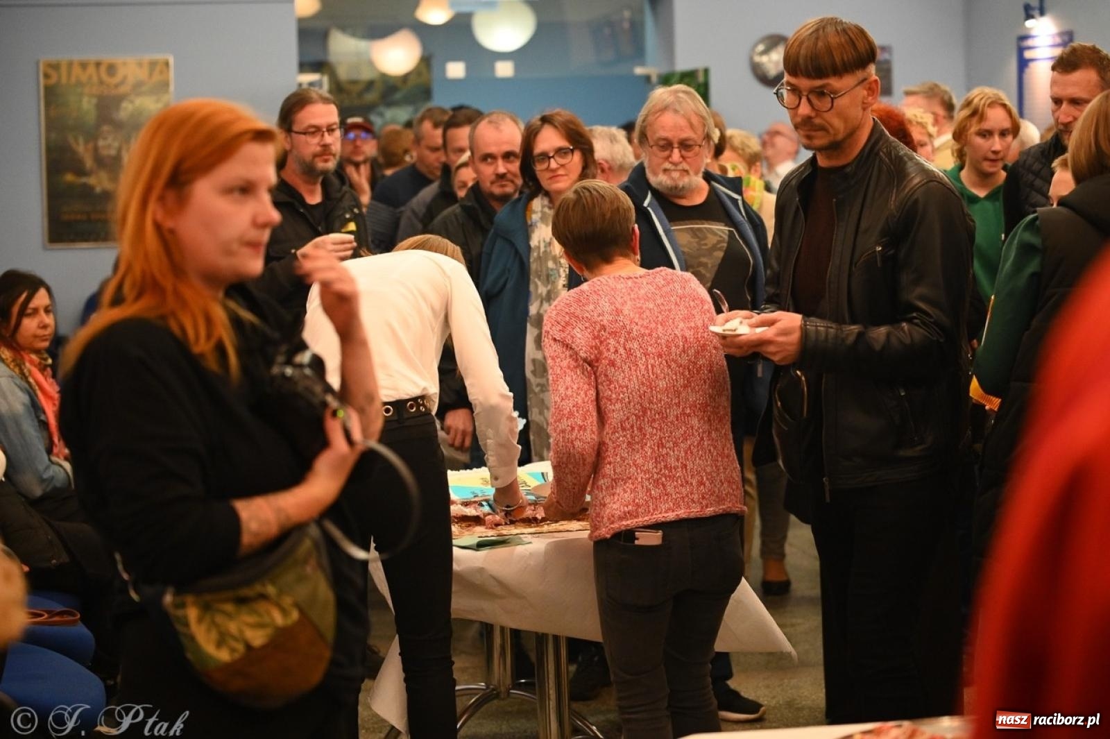 Zdjęcie w galerii na portalu naszraciborz.pl: Wystawa, tort i Bruce Lee. Kino Bałtyk świętuje 100-lecie  wiadomości z regionu